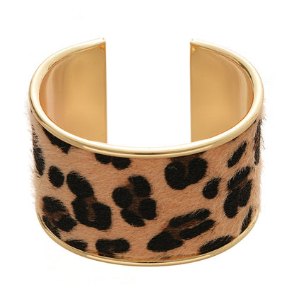 Pulsera abierta retorcida con patrón geométrico
