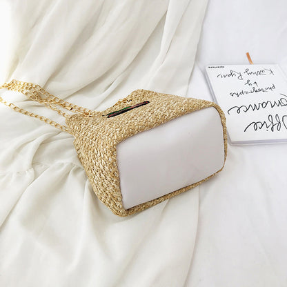 Bolso tipo cubo con cadena de cerezas