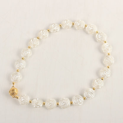 Pulsera magnética con cierre de cadena de perlas doradas y plateadas.