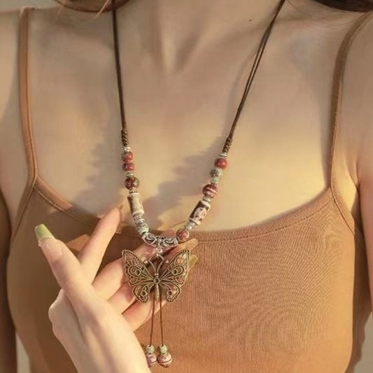 Collar con colgante de mariposa de cerámica retro de Hong Kong