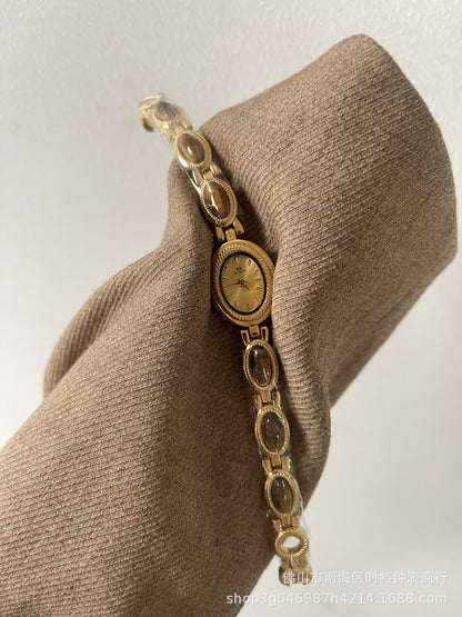 Reloj de pulsera de cuarzo con diamantes ovalados y jade pequeño para mujer