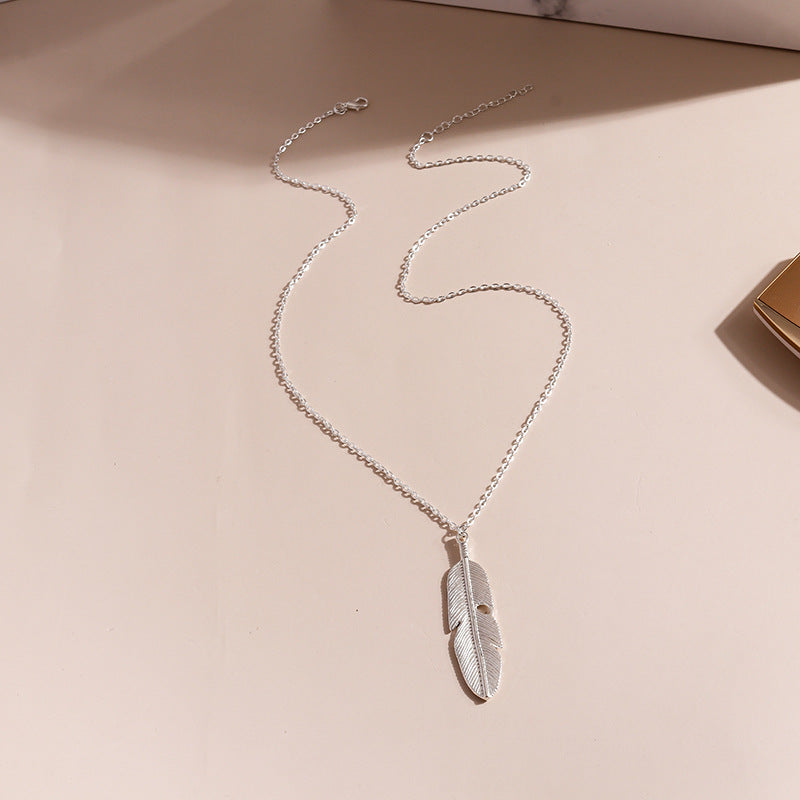 Collar retro con borlas de plumas para mujer
