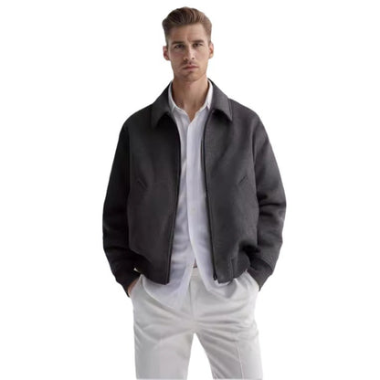 Tragen Sie einen Wollmantel mit Polokragen und einer britischen Jacke und Strickjacke