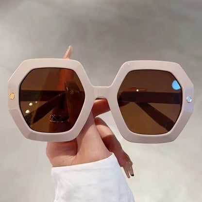 Neue unregelmäßige Sonnenbrille mit sechseckiger Niete für Damen