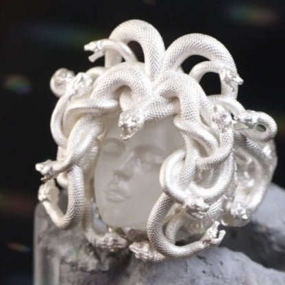 Anillo de moneda antigua con diseño creativo de la Reina Medusa