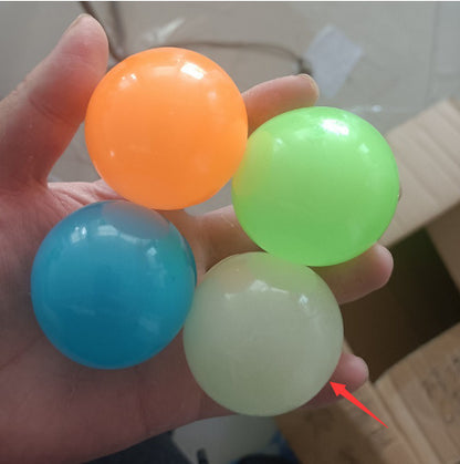 Bolas adhesivas luminosas para pared, juegos de fiesta en casa, juguetes novedosos que brillan en la oscuridad, juguete de descompresión para apretar.