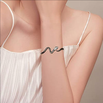 Pulsera abierta en forma de serpiente con circonitas bañadas en oro blanco