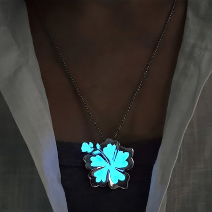 Collar de flores luminosas de verano con pétalos de metal plateados y colgante emisor de luz para mujer
