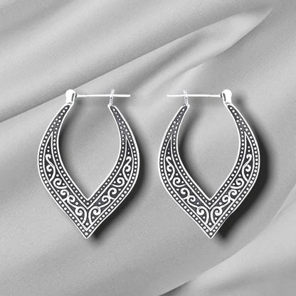Pendientes vintage con forma de corazón tallado en estilo étnico