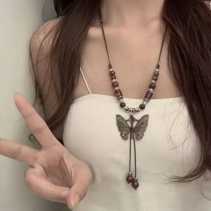 Collar con colgante de mariposa de cerámica retro de Hong Kong