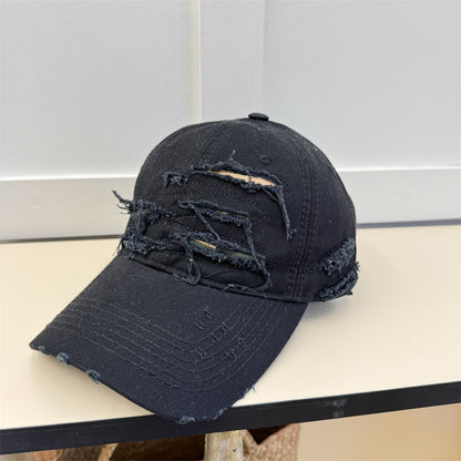 Sonnenhut machen alte zerrissene Softtop-Baseballkappe
