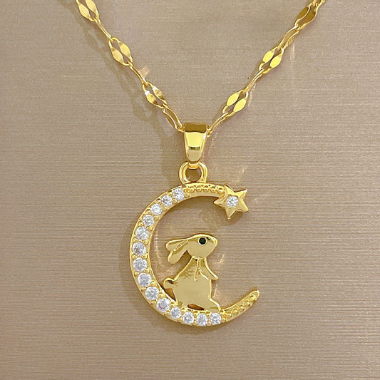 Hermoso collar de diamantes con luz de luna creciente de conejito de lujo