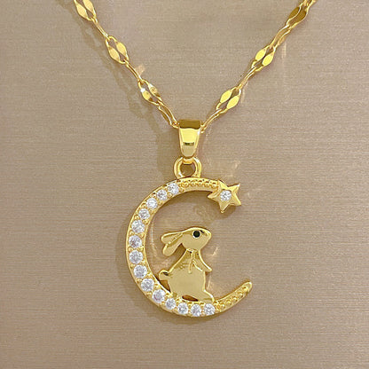 Hermoso collar de diamantes con luz de luna creciente de conejito de lujo
