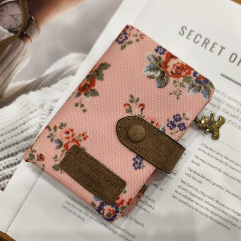 Dreifach gefaltete Brieftasche mit mehreren Kartenfächern und Aufdruck