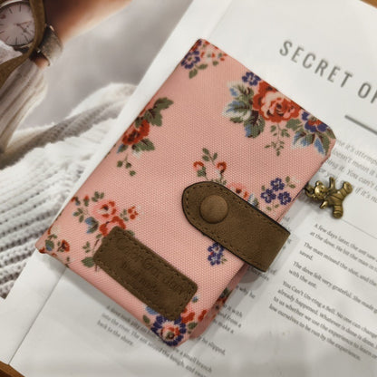Dreifach gefaltete Brieftasche mit mehreren Kartenfächern und Aufdruck