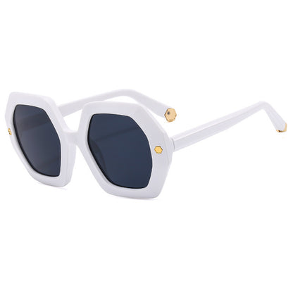 Neue unregelmäßige Sonnenbrille mit sechseckiger Niete für Damen