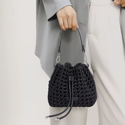 Bolso tipo cubo con nudo de molino tejido a mano