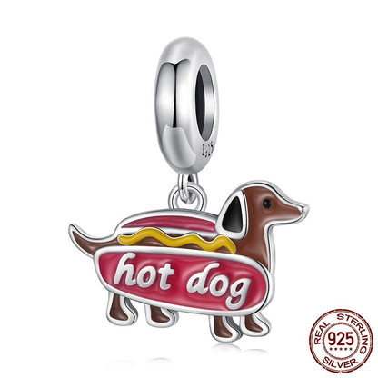 Colgante de perro salchicha en plata S925 con cuentas.
