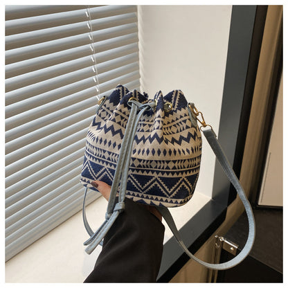 Bolso estilo cubo retro con forma de mano