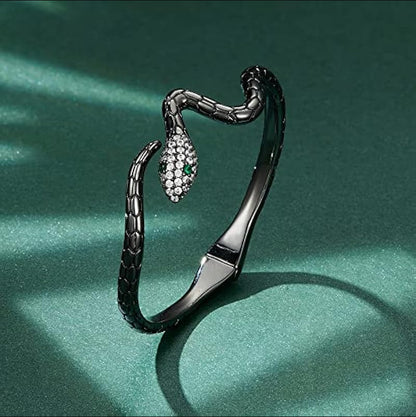 Pulsera abierta en forma de serpiente con circonitas bañadas en oro blanco