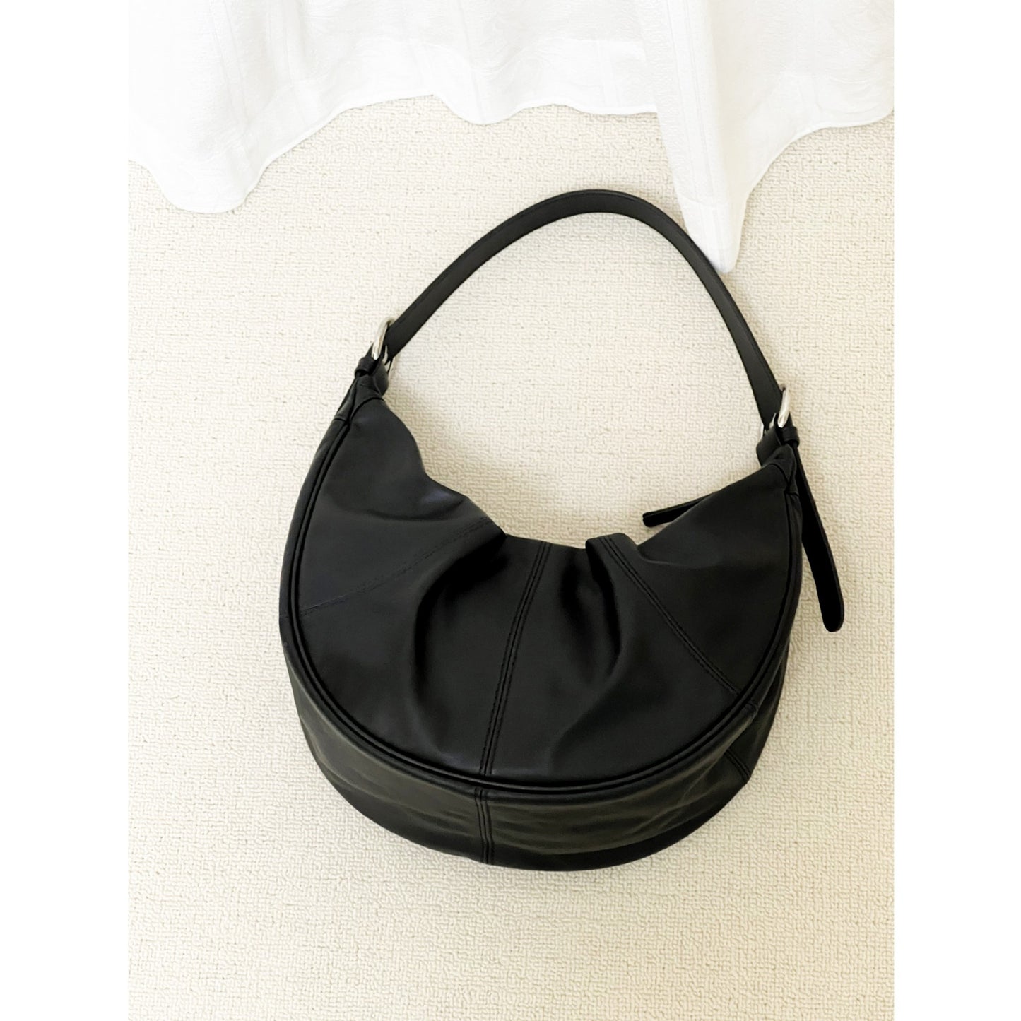 Bolso de hombro con textura de piel de vaca