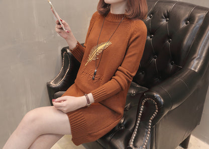 Mittellanger, locker sitzender Strickpullover mit Federbuchstaben und langen Ärmeln für Damen