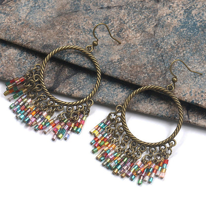 Pendientes bohemios con borlas de cuentas coloridas tejidas a mano